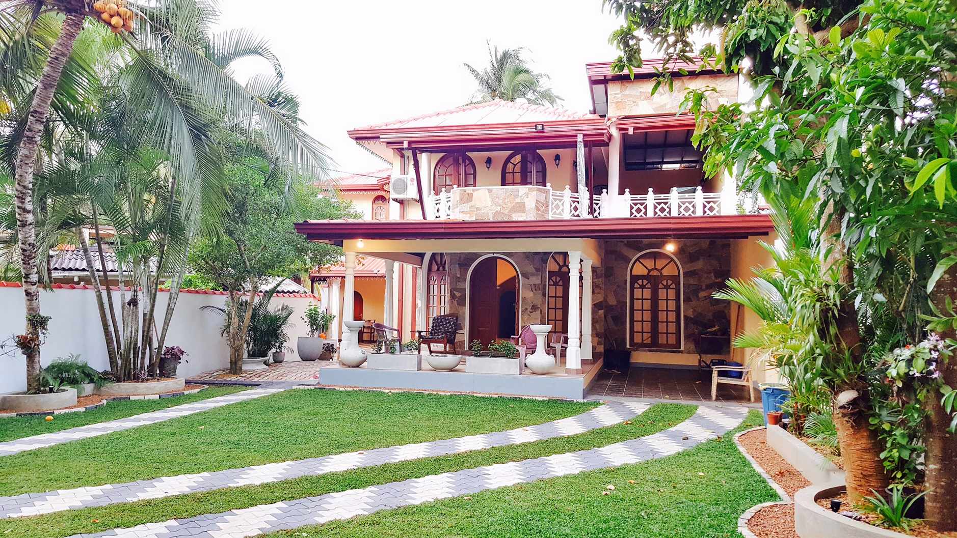 Outstanding 450m² House in Aluthgama: Smooth Architecture & Great design!